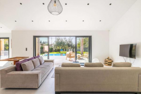 Modern Villa with Heated Pool and Garden